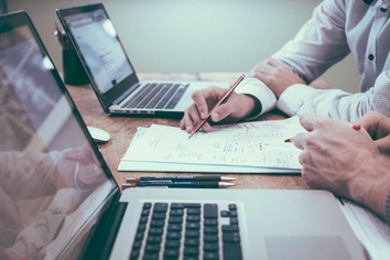 The 2025 Resume Writing Guide [+ Job Search Tips and Resume Examples]