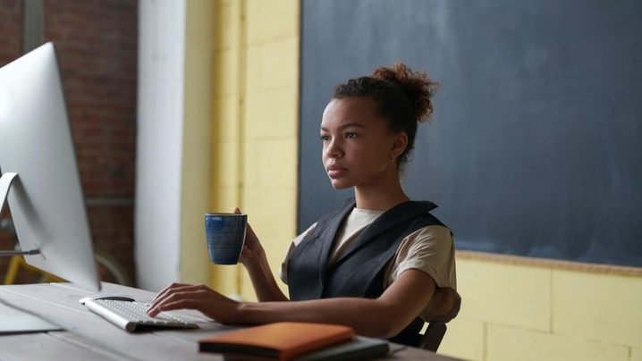 How to Write a Resume in 2025: Beginner's Guide + Examples